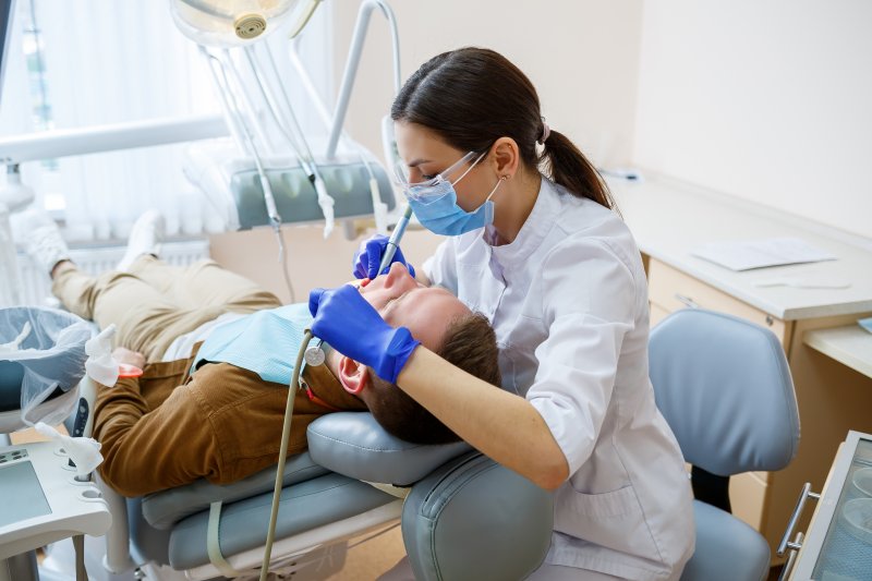 A man seeing an emergency dentist without insurance